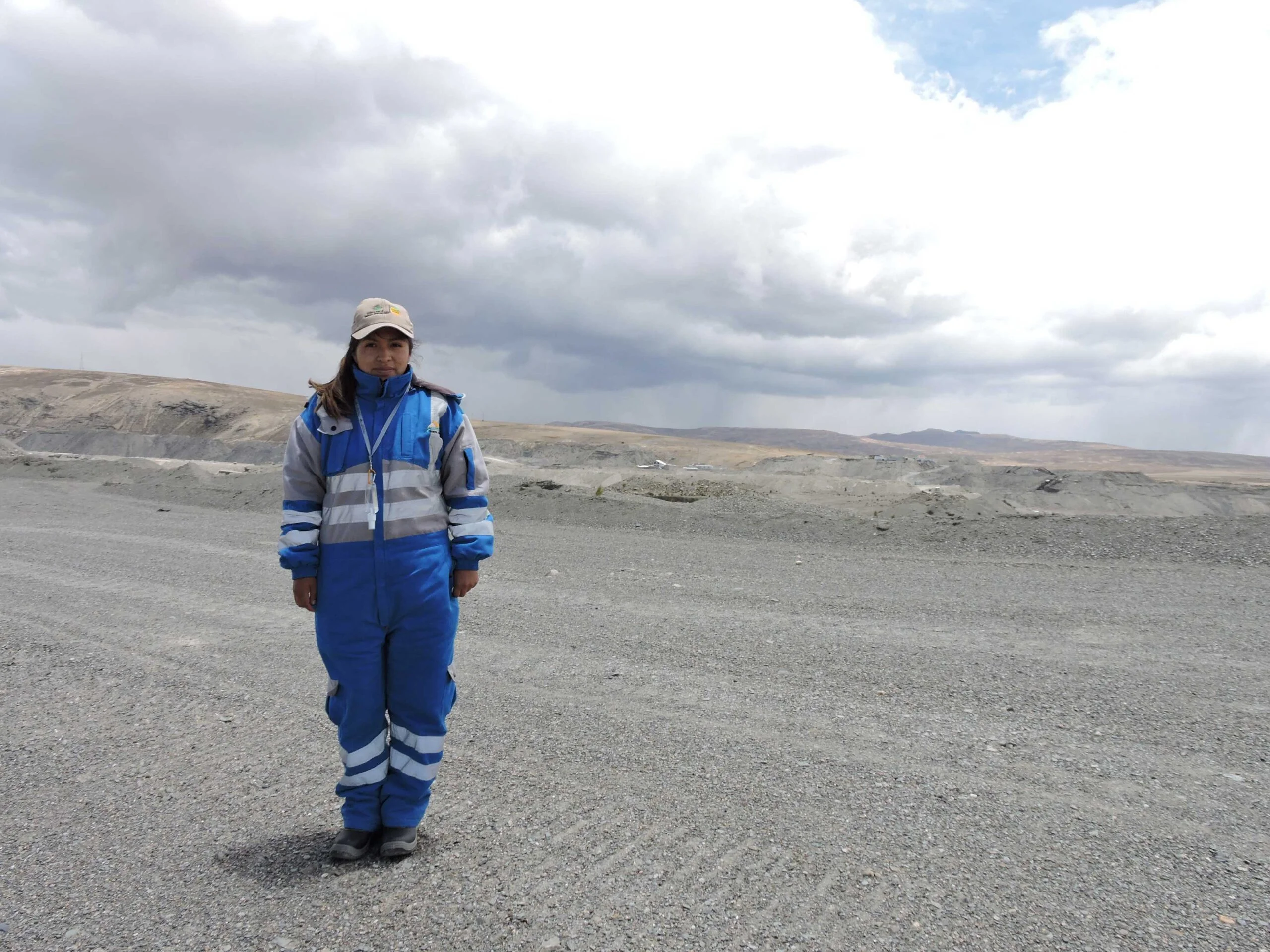 Femme en tenue bleu se tenant debout dans une mine Fairmined de l'initiative de l'Alliance for Responsible Mining