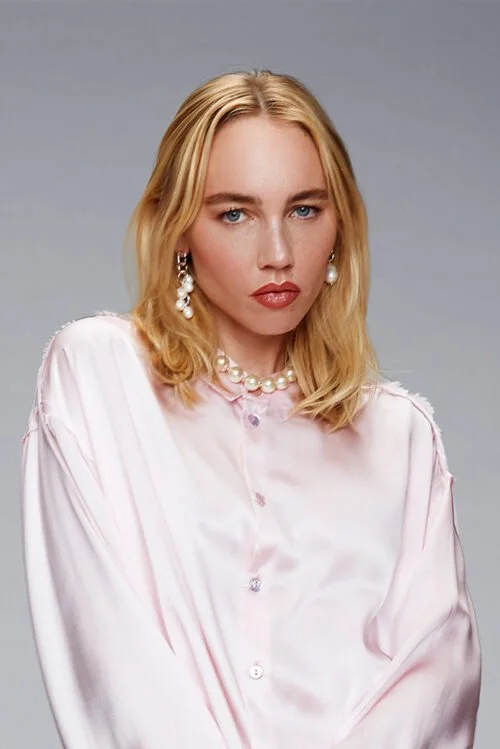 Femme de face avec bijoux Mona Margaux en argent Fairmined et perles vintage