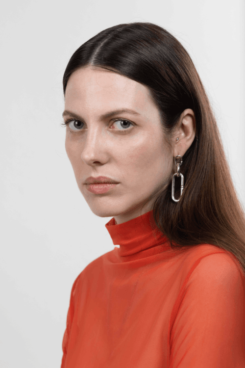 Photo d'une femme avec une boucle d'oreille en argent éthique Fairmined