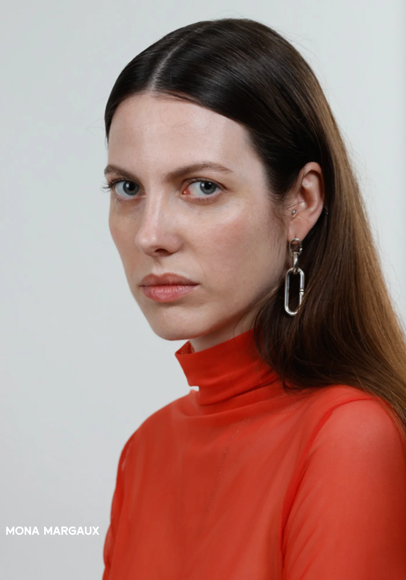 femme portant une boucle d'oreille en argent fairmined et une perle de seconde main