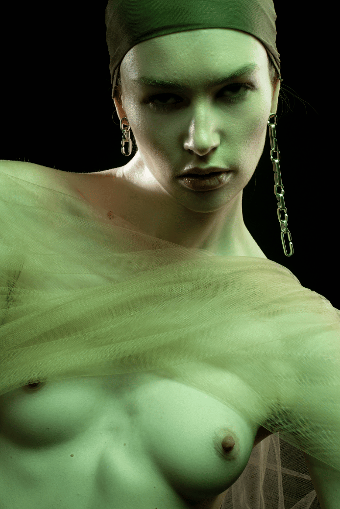 Femme portant des bijoux Mona Margaux modulable et fairmined