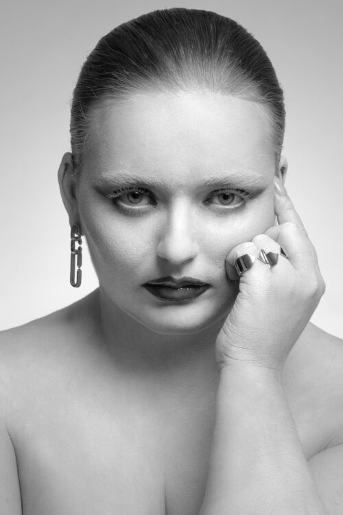 Femme de face avec deux bagues en argent Fairmined