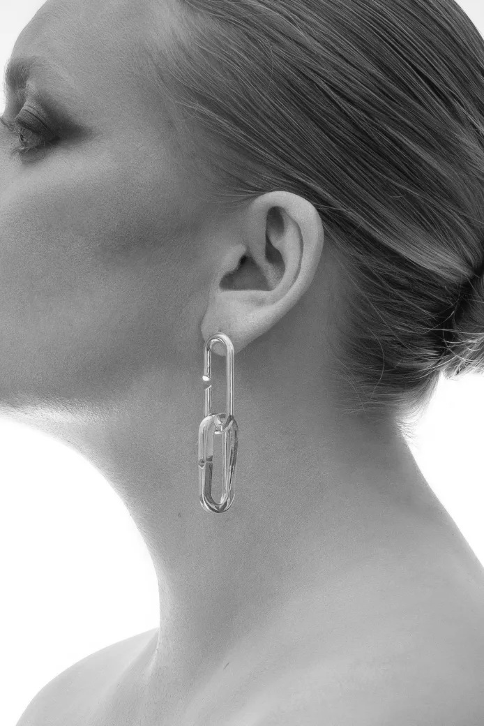 femme de profil avec un boucle d'oreille en argent fairmined mona margaux modulable