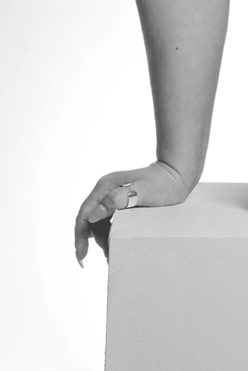 Bague en argent éthique fairmined portée par une main