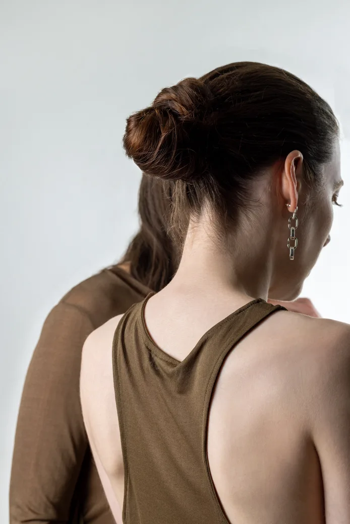 Femme portant une boucle d'oreille en argent éthique fairmined