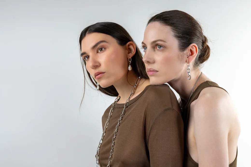 Deux femmes portant des bijoux ethiques en argent fairmined et modulable