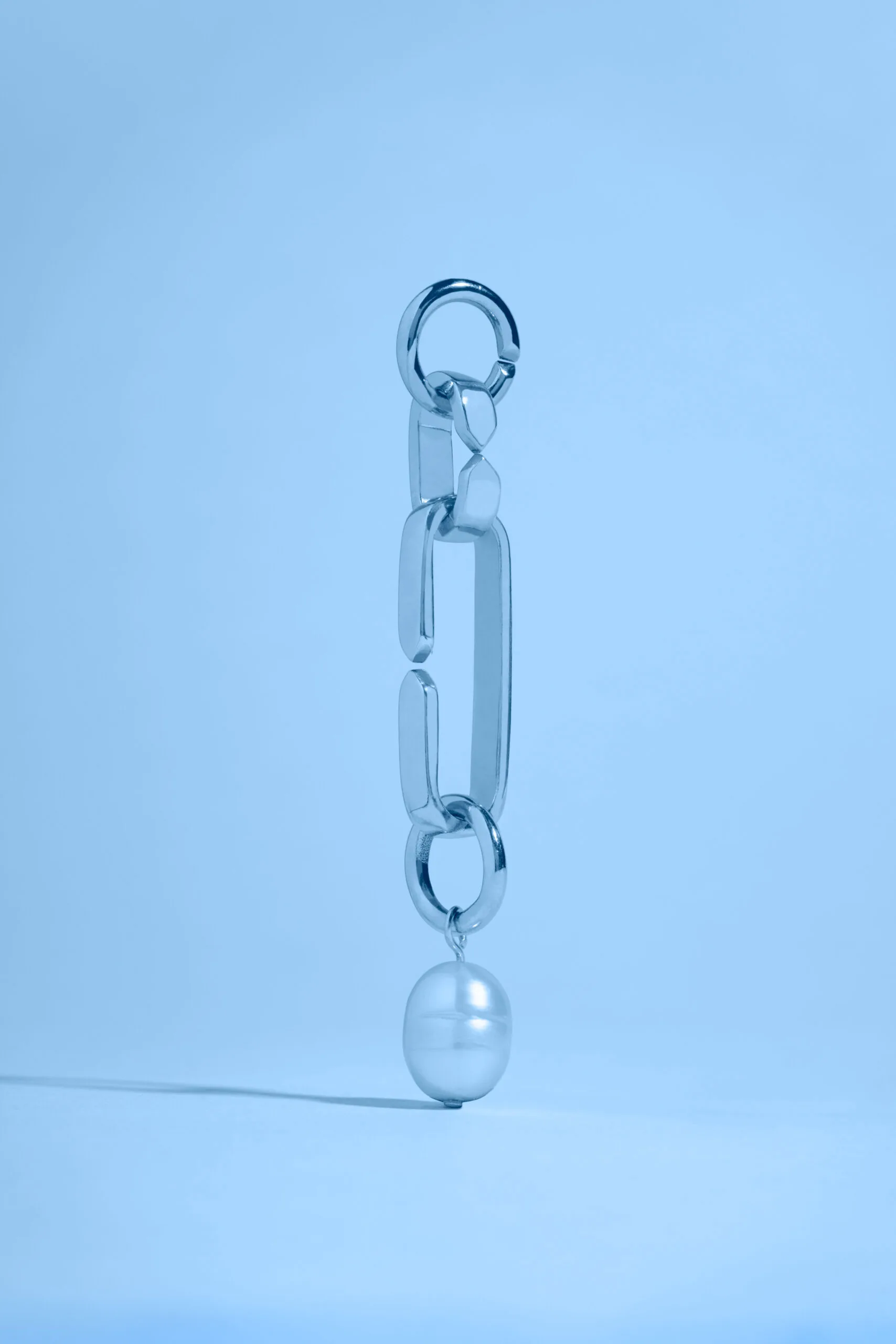 Boucle d'oreille chaine de mailles modulables à plat en argent et en or ethique labelisé Faimined avec perle ancinne upcyclée