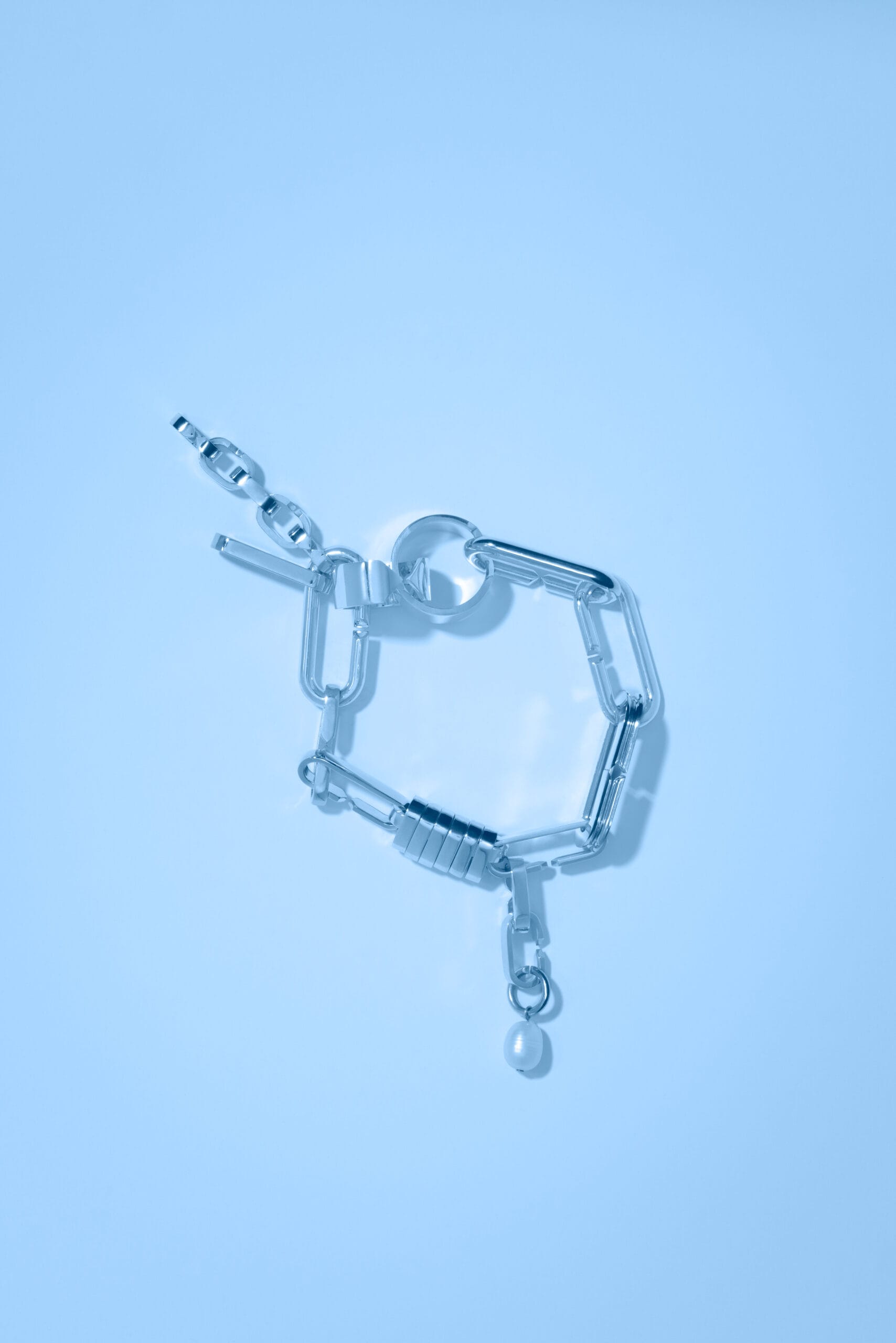 Crédit photo : Tiphaine Orfao Bracelet chaine de mailles modulables à plat en argent et en or ethique labelisé Faimined