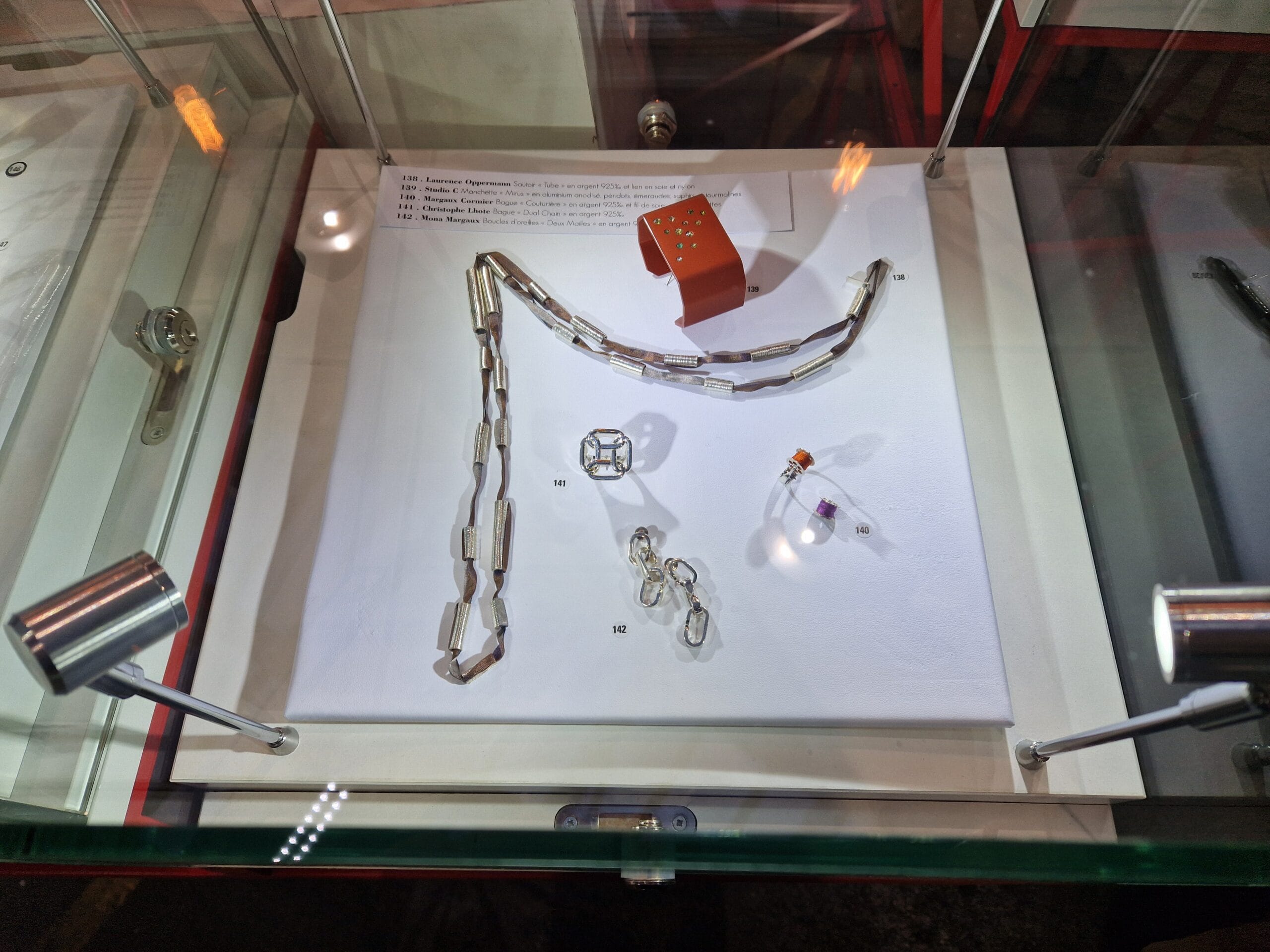 Secret de bijoux femme prenant en photo une vitrine de bijoux