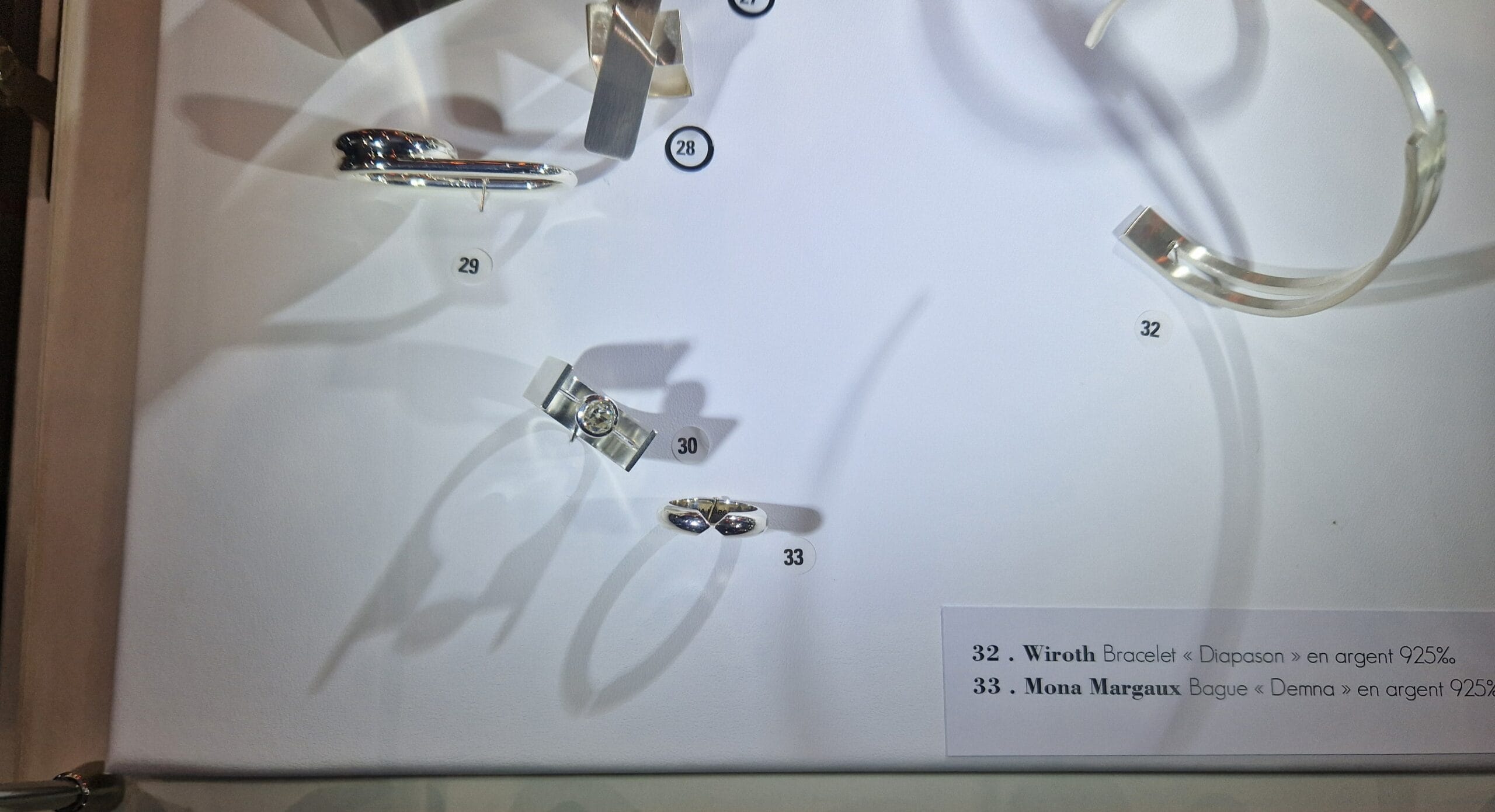 Secret de bijoux femme prenant en photo une vitrine de bijoux