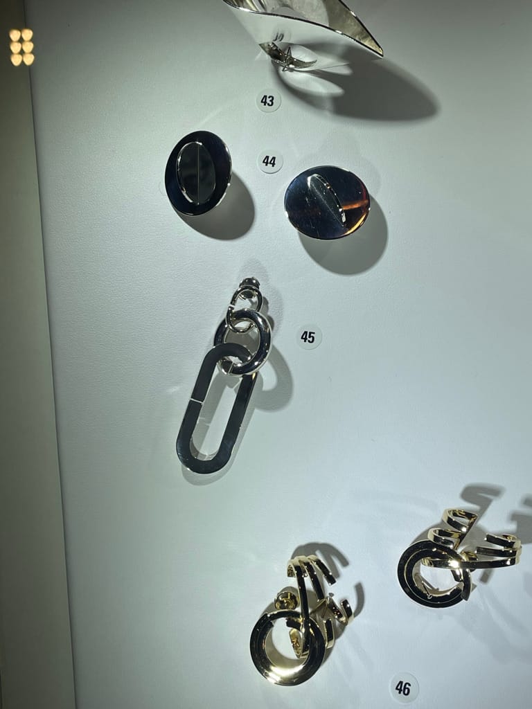 Exposition de bijoux foule vernissage