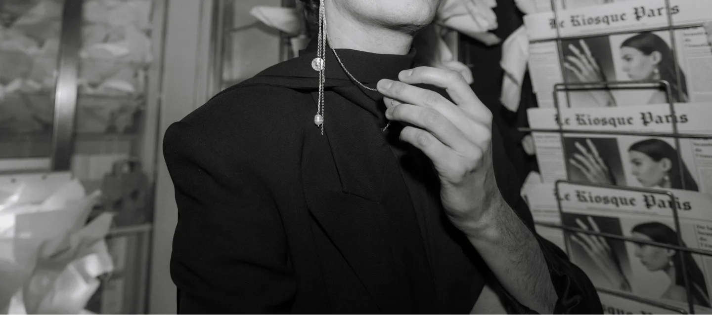 Crédit photo : Alia Paienda Homme portant une boucle d'oreille upcyclée