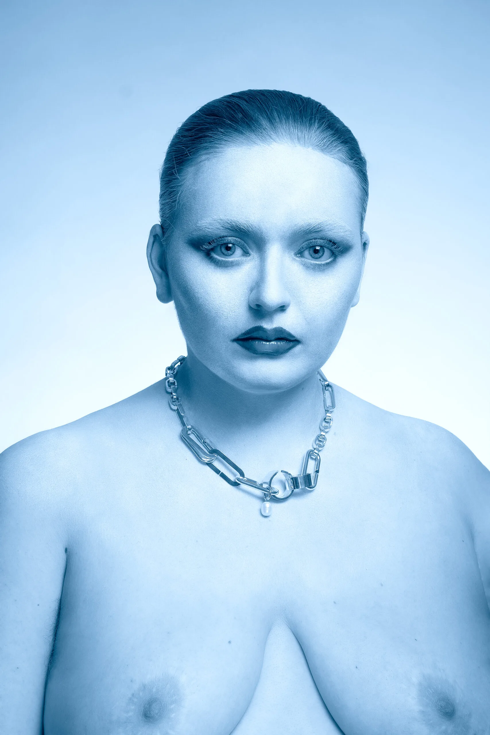 Femme de face avec des bijoux éthiques fairmined