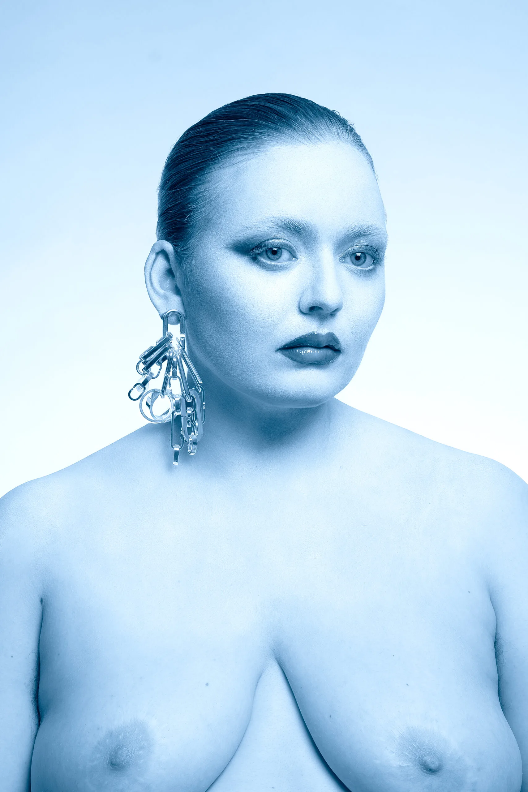 Femme de face avec des bijoux éthiques fairmined 
