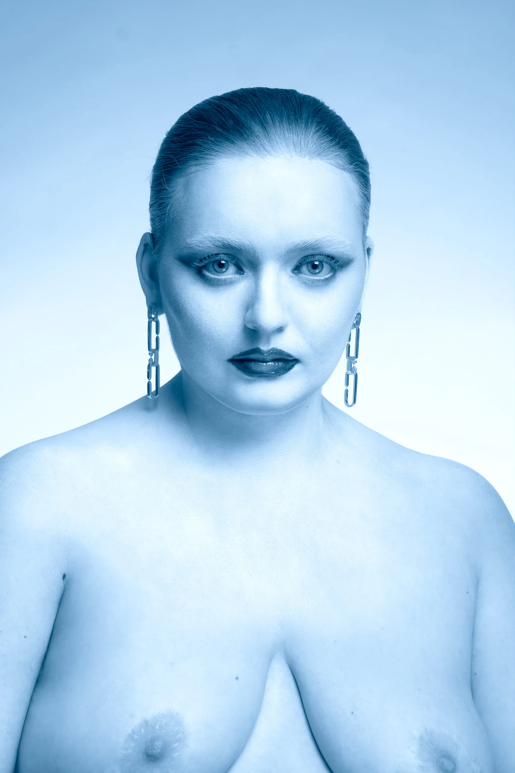 Femme de face avec des bijoux éthiques fairmined