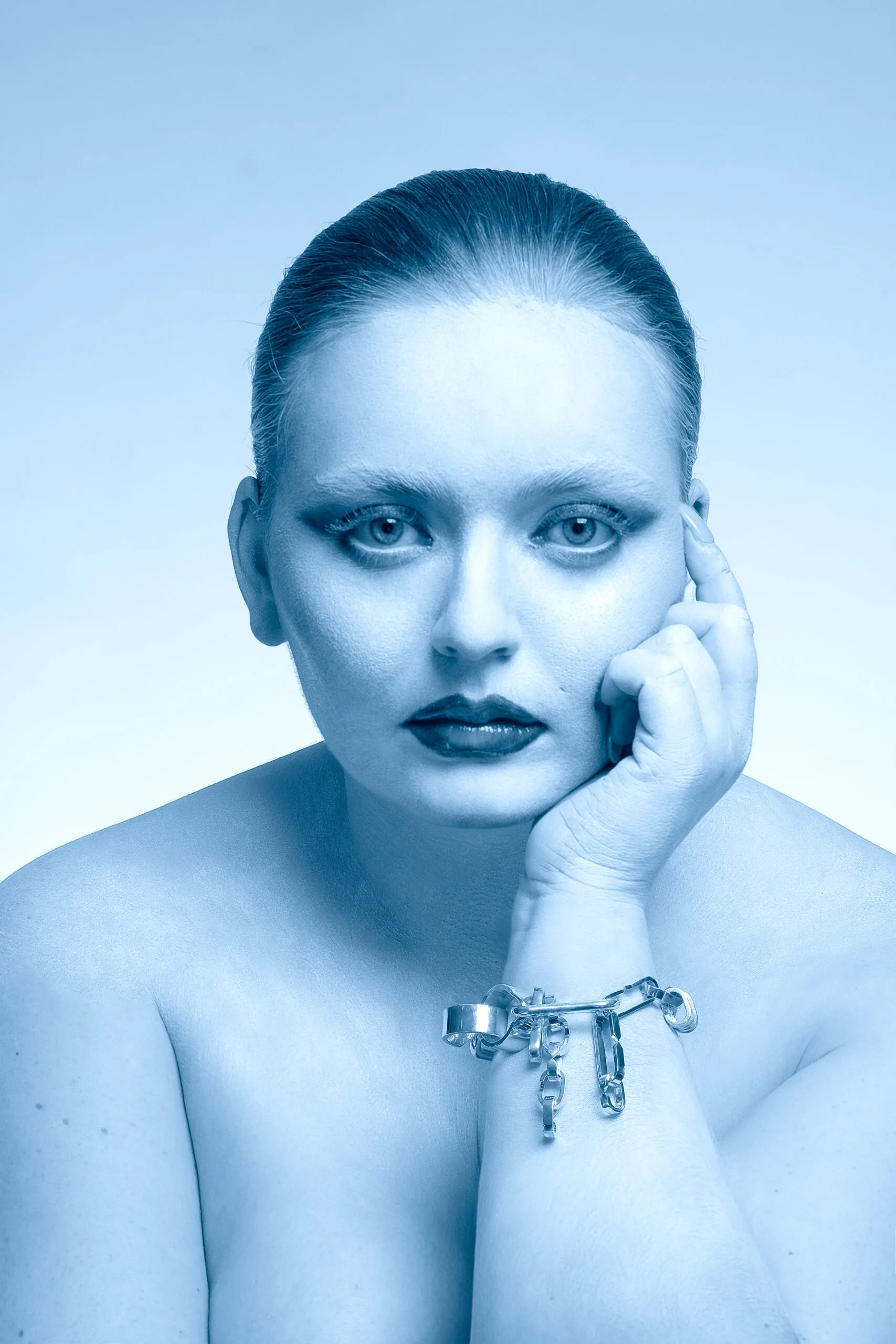 Femme de face avec des bijoux éthiques fairmined