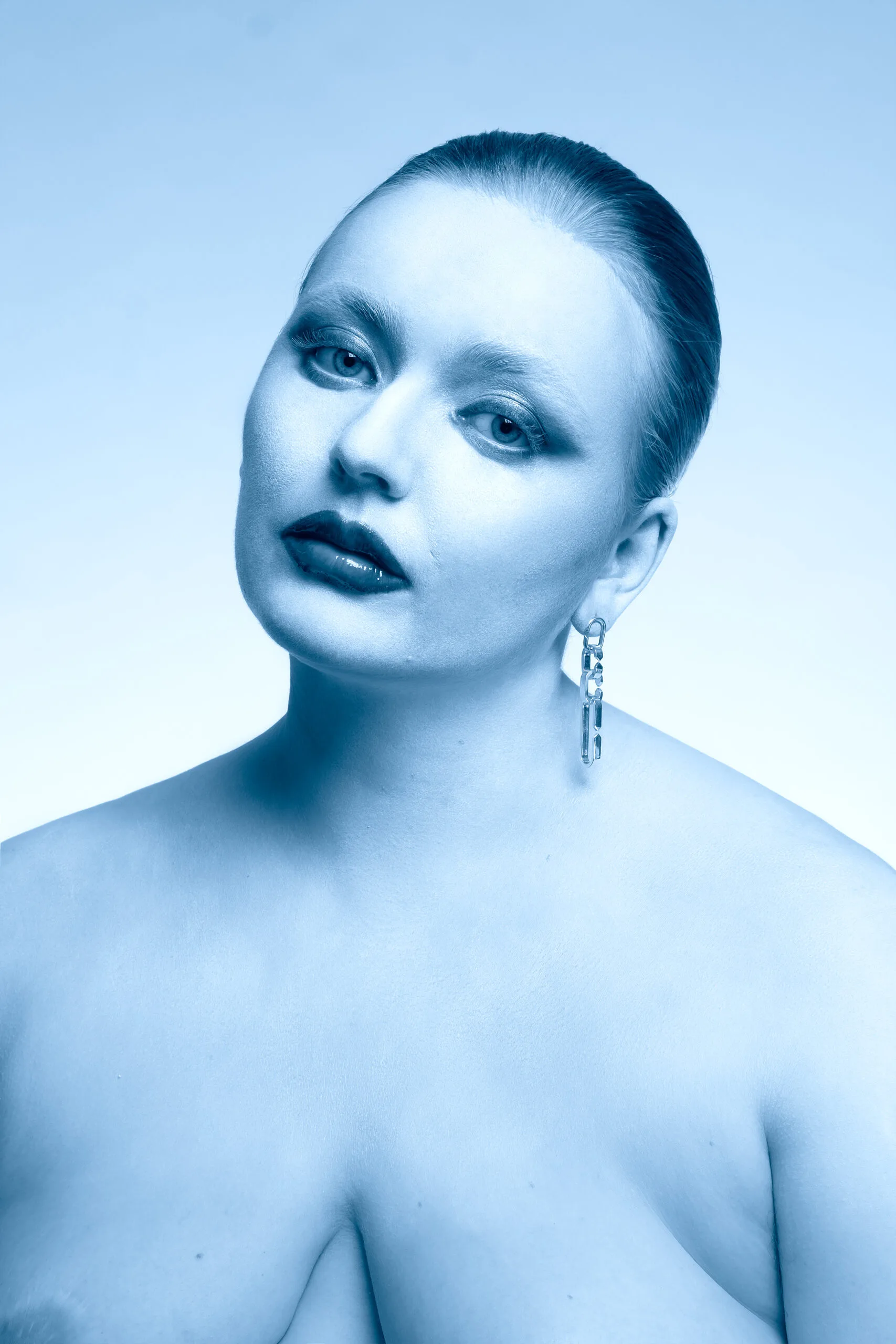 Femme de face avec des bijoux éthiques fairmined