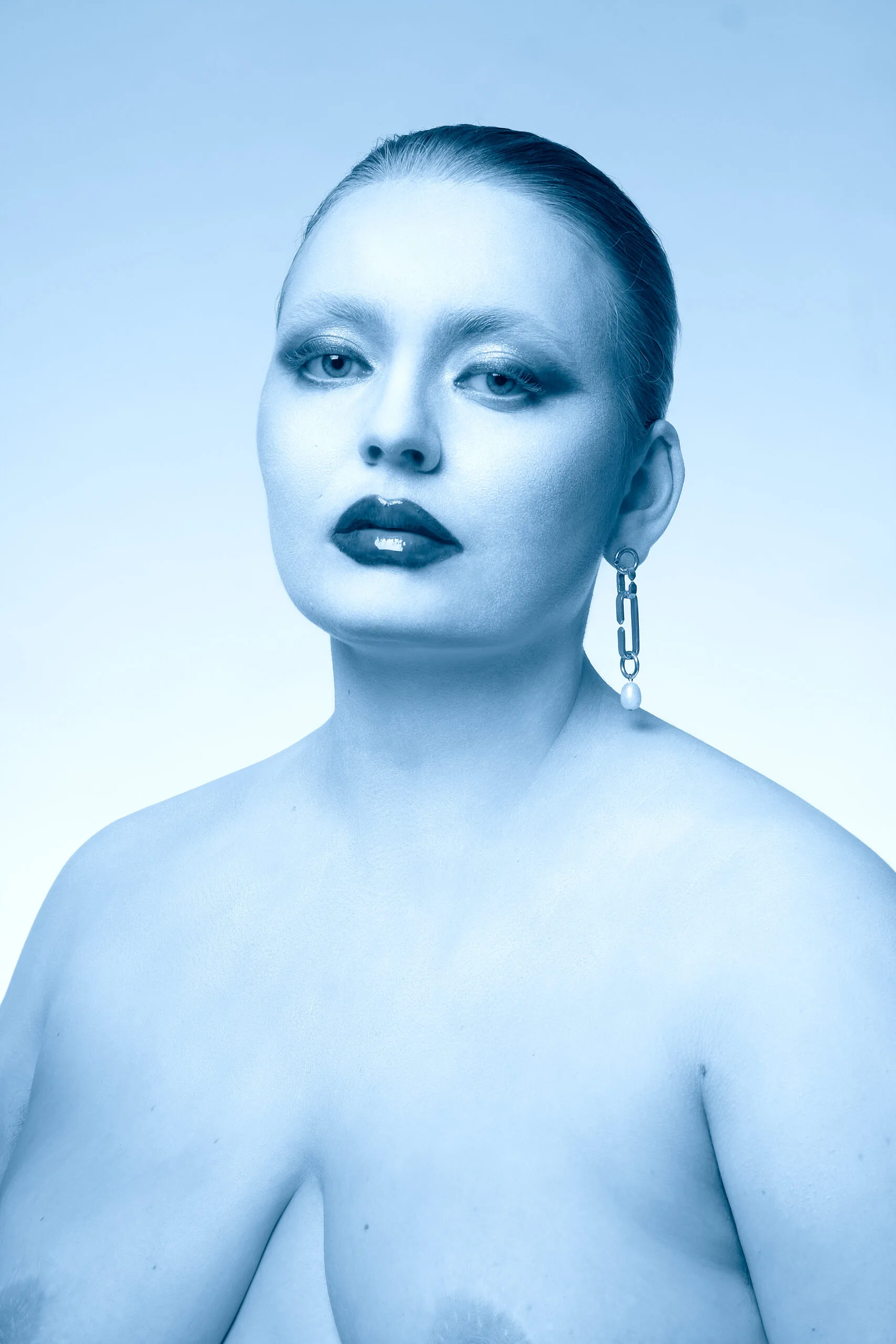 Femme de face avec des bijoux éthiques fairmined