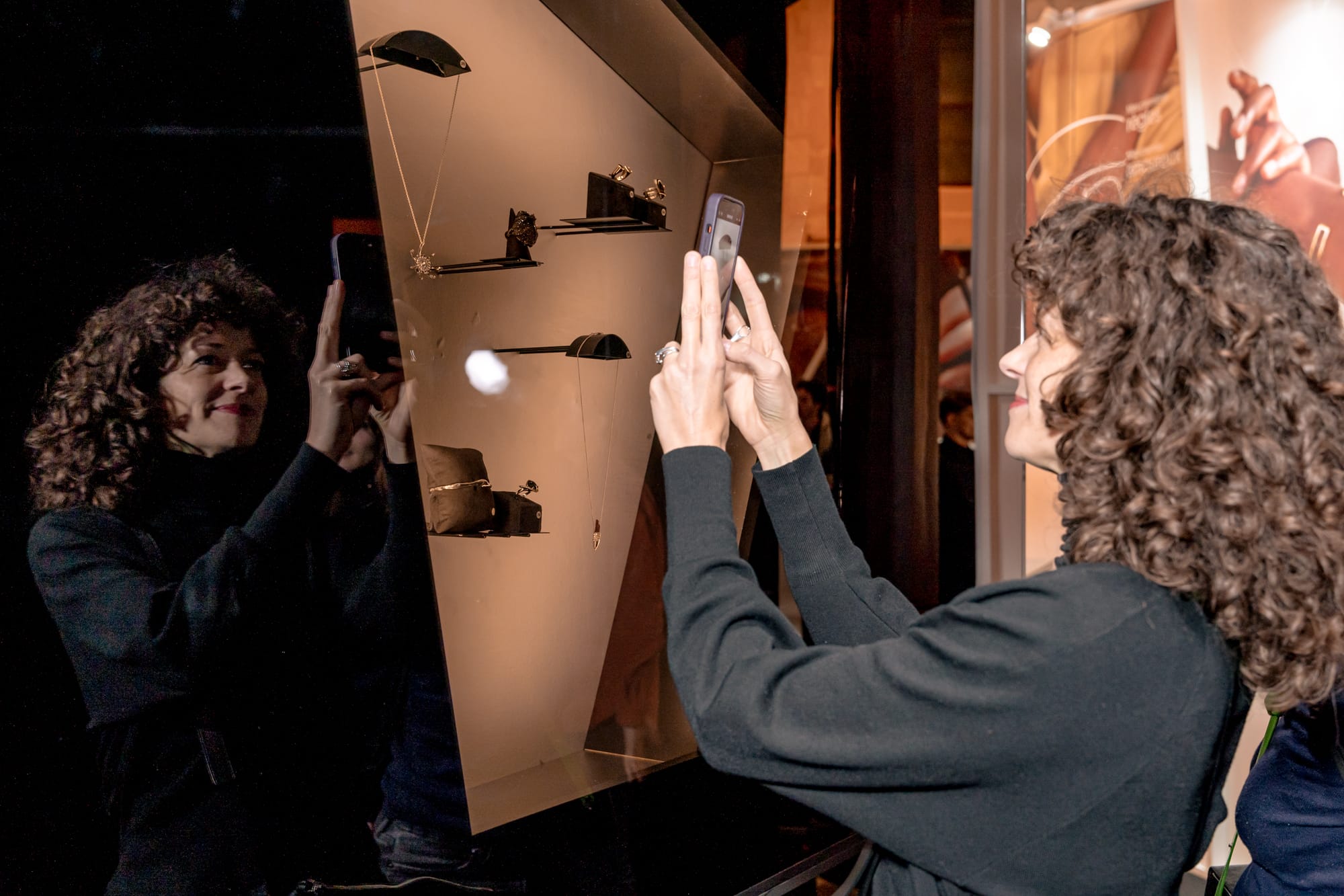 Secret de bijoux femme prenant en photo une vitrine de bijoux