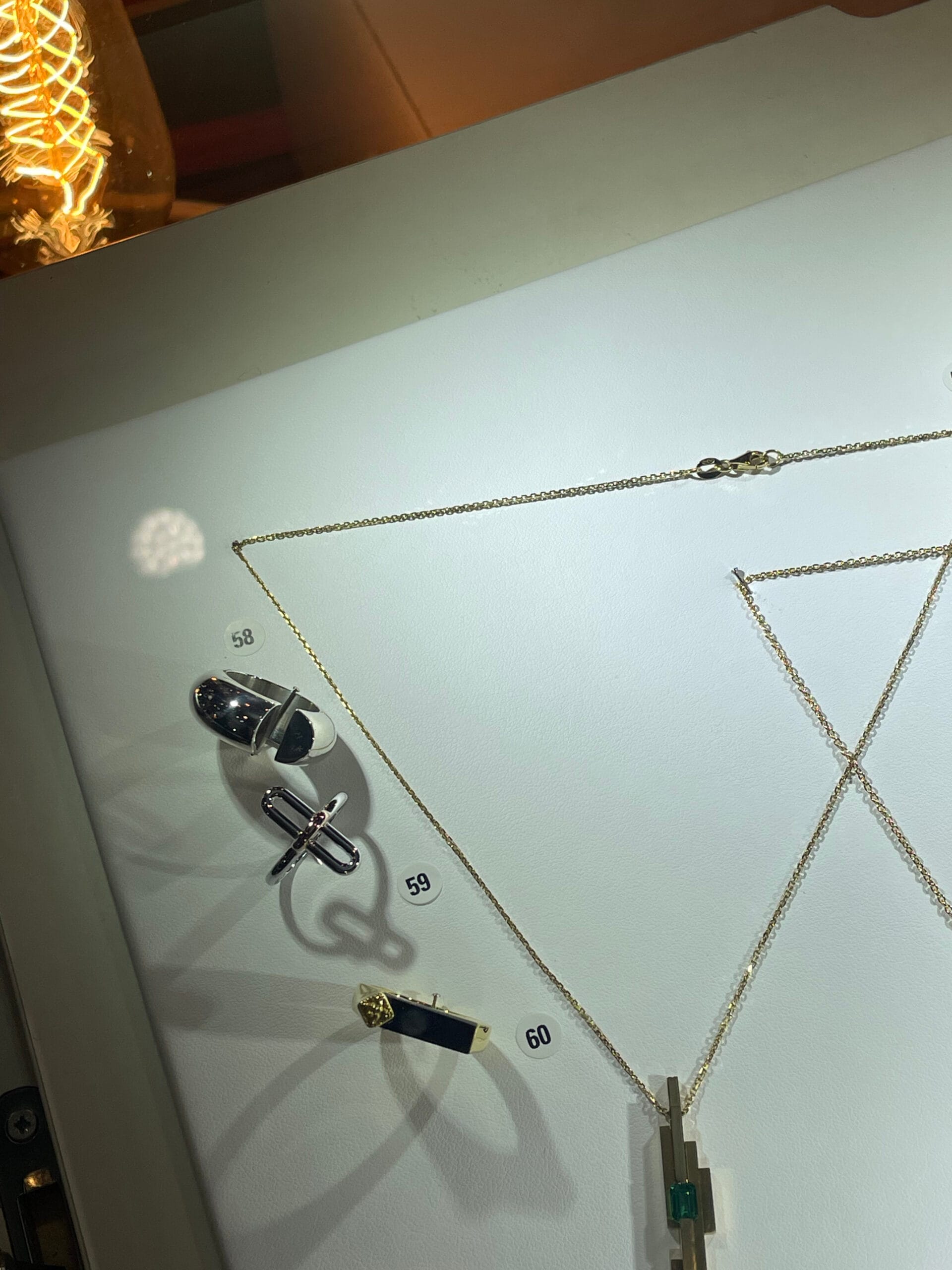 Exposition de bijoux foule vernissage