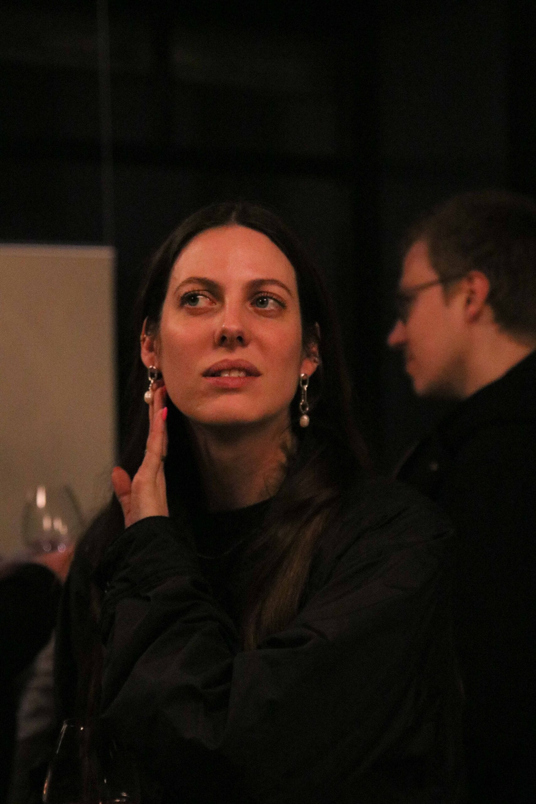 Evenement joaillerie éthique et responsable Mona Margaux, une femme porte une perle upcyclée