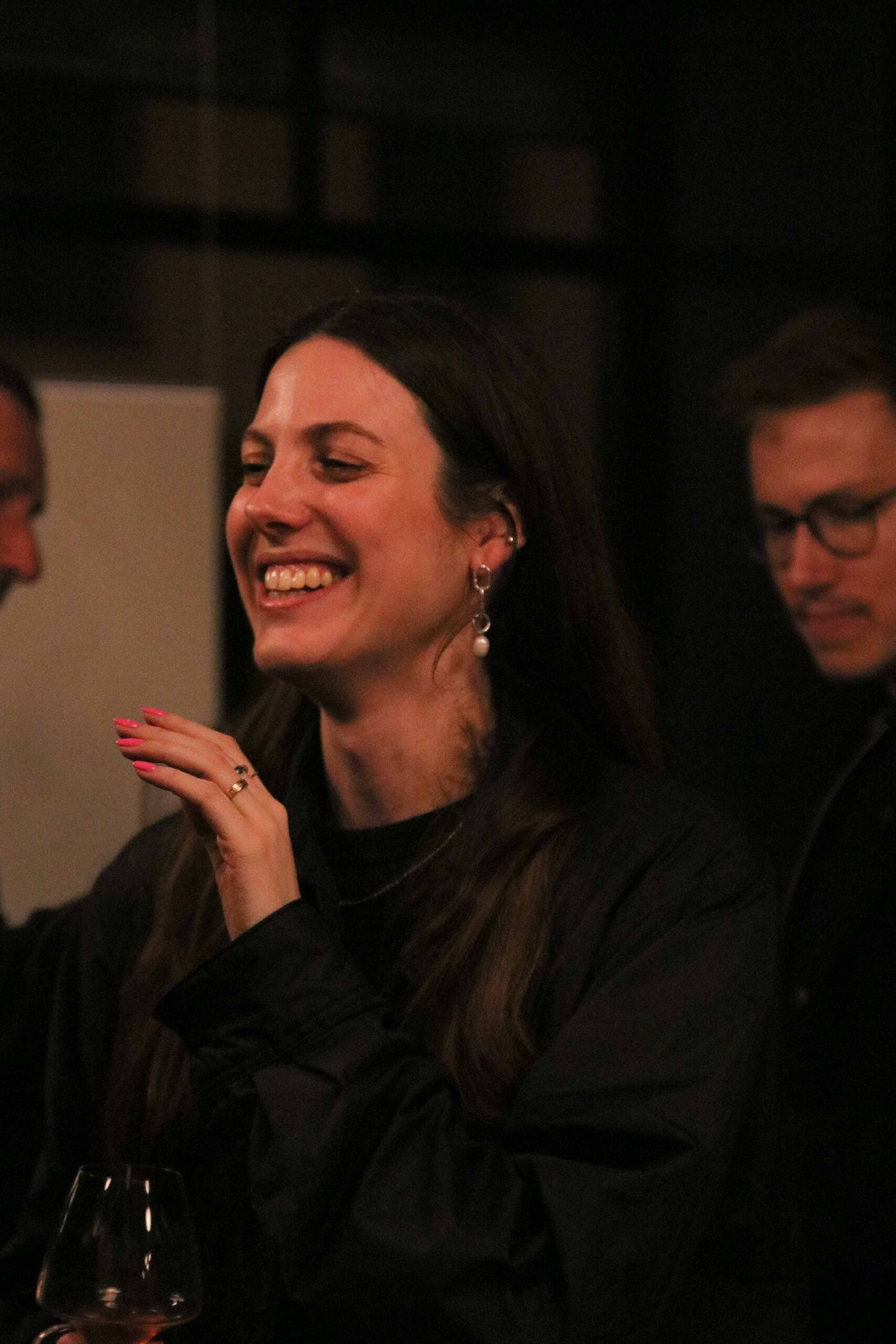 Evenement joaillerie éthique et responsable Mona Margaux, une femme porte une perle upcyclée