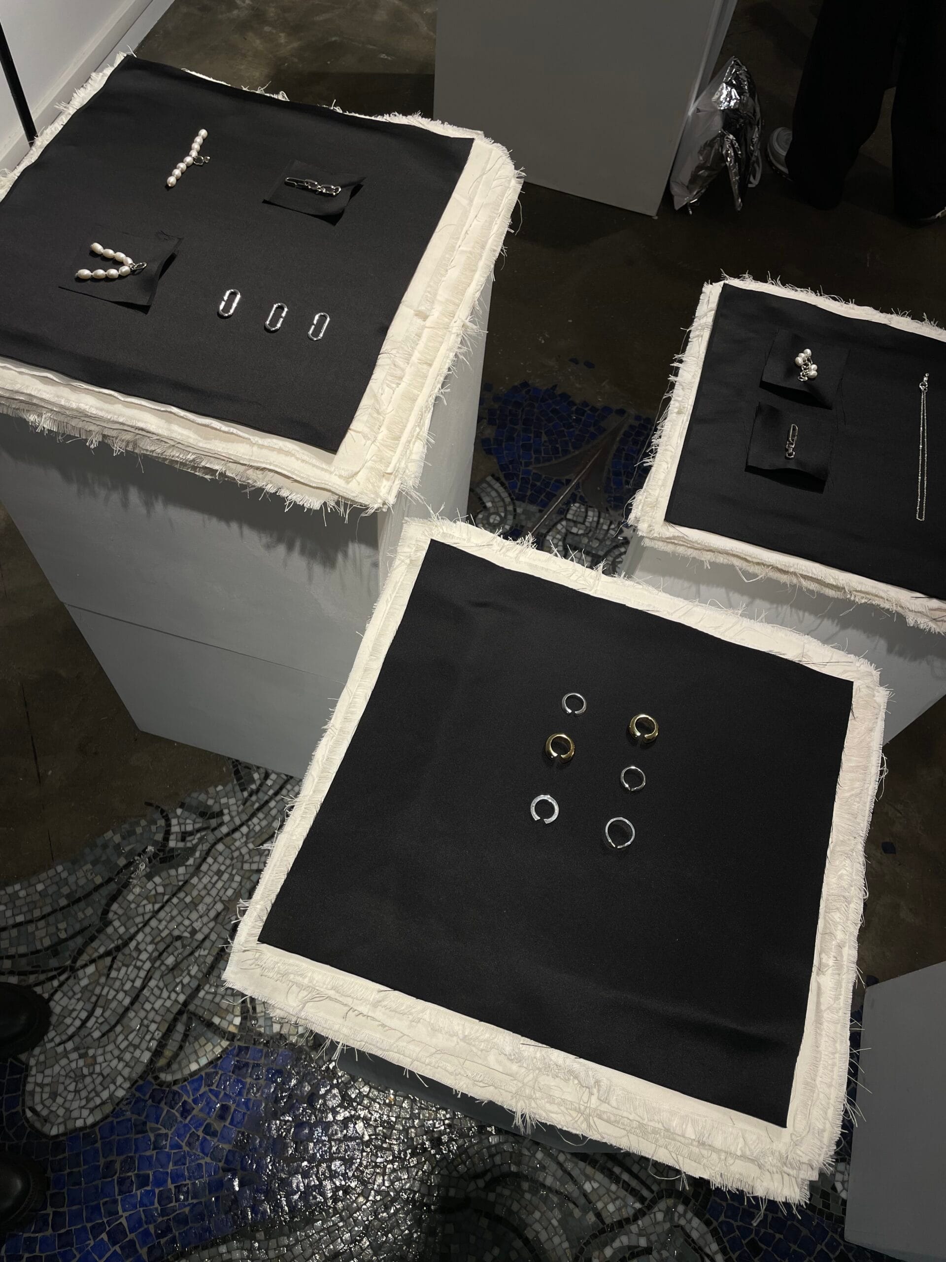 main portant une bague en argent labelisée fairmined