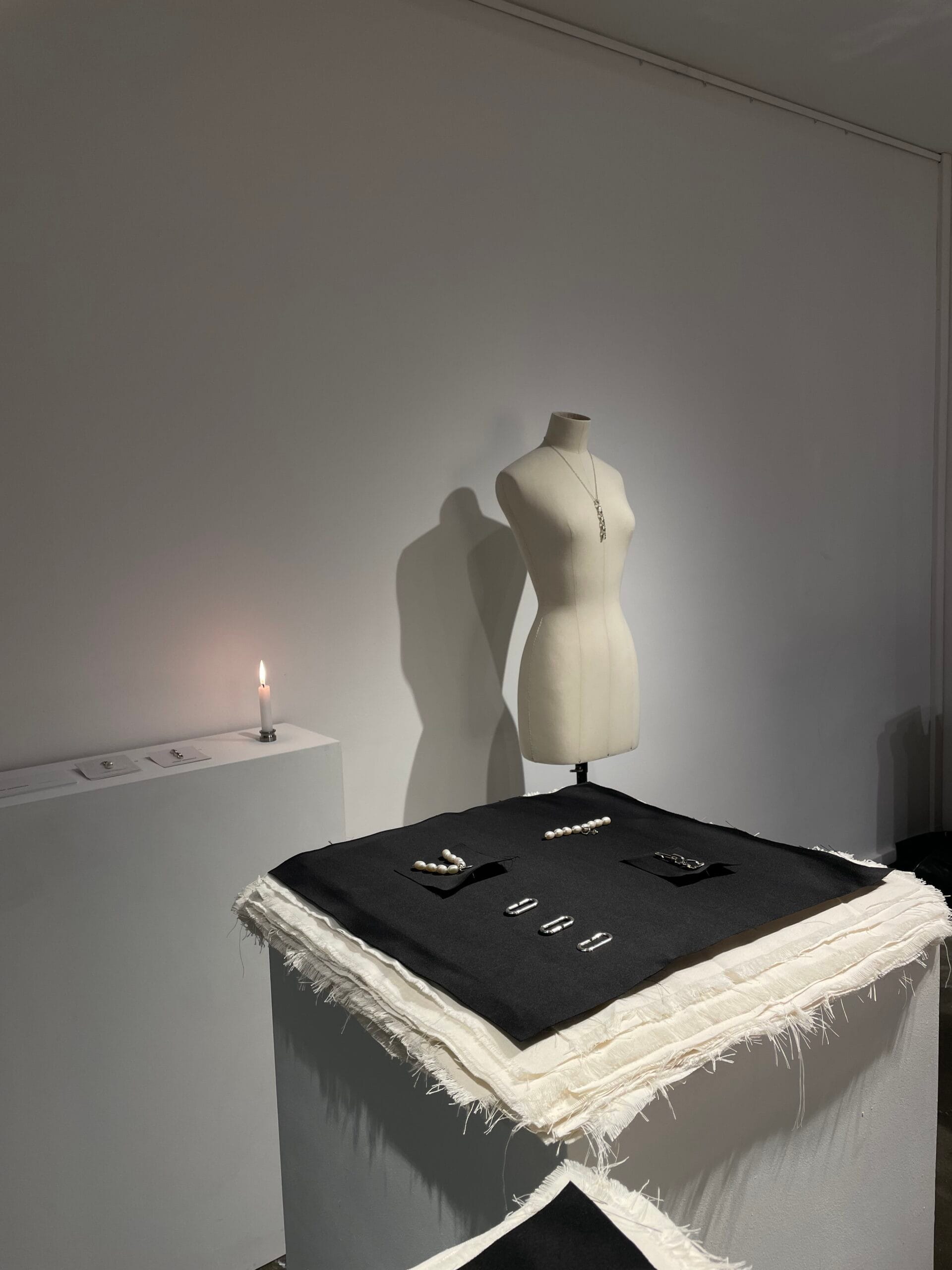 Exposition de mode de design et d'objets d'art