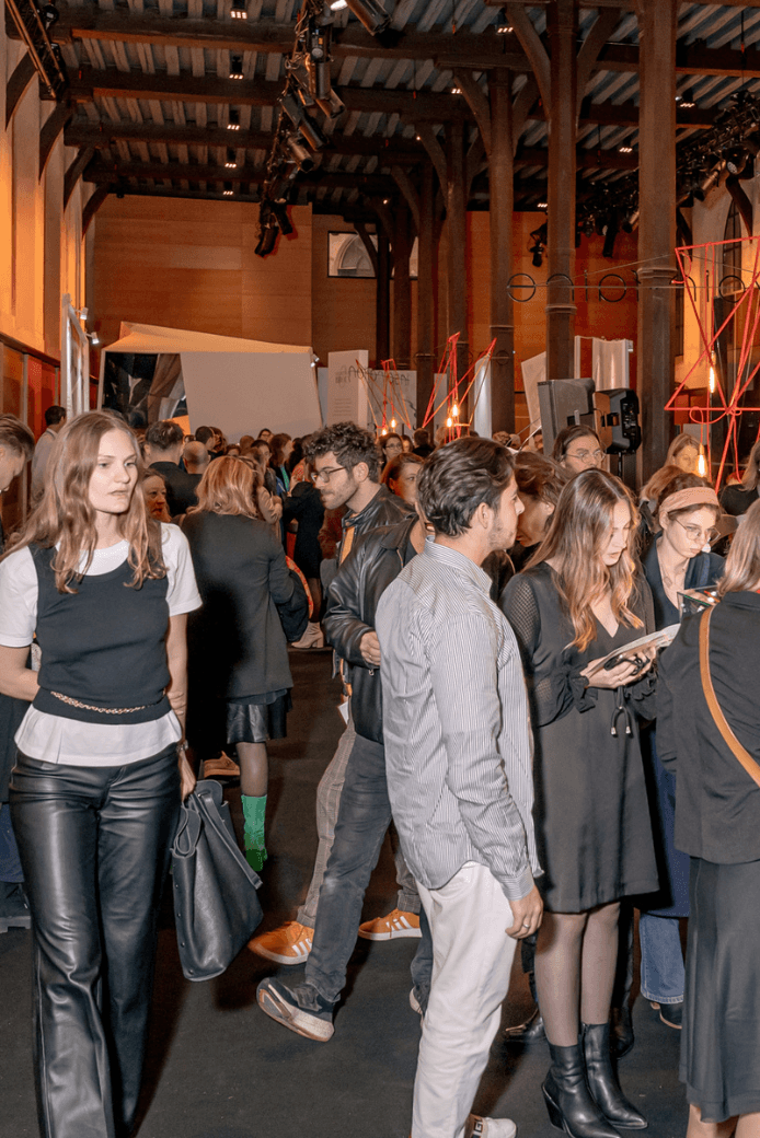 Exposition de bijoux foule vernissage