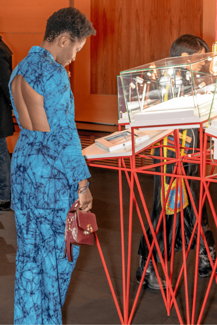 Exposition de bijoux foule vernissage