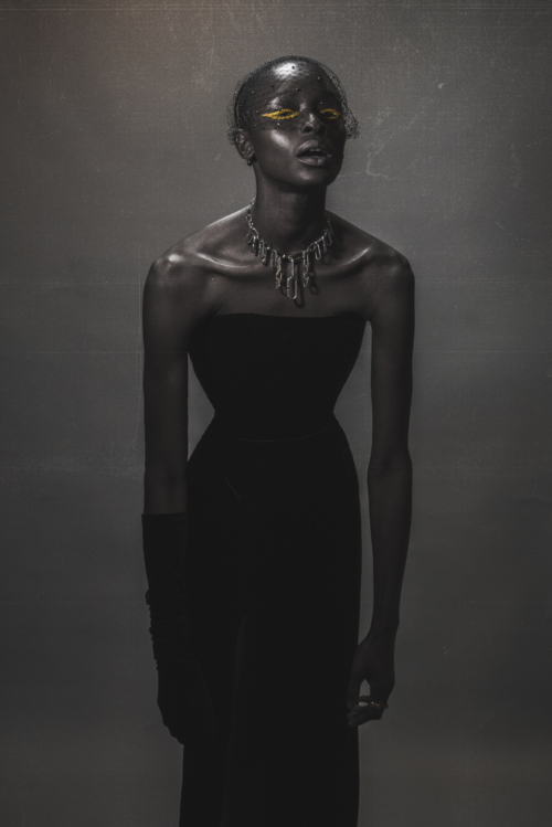 Femme de face debout et une parure Mona Margaux en argent éthique