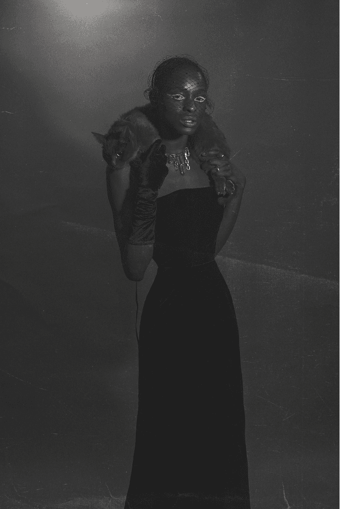 Femme de face debout avec un chat et une parure Mona Margaux en argent éthique