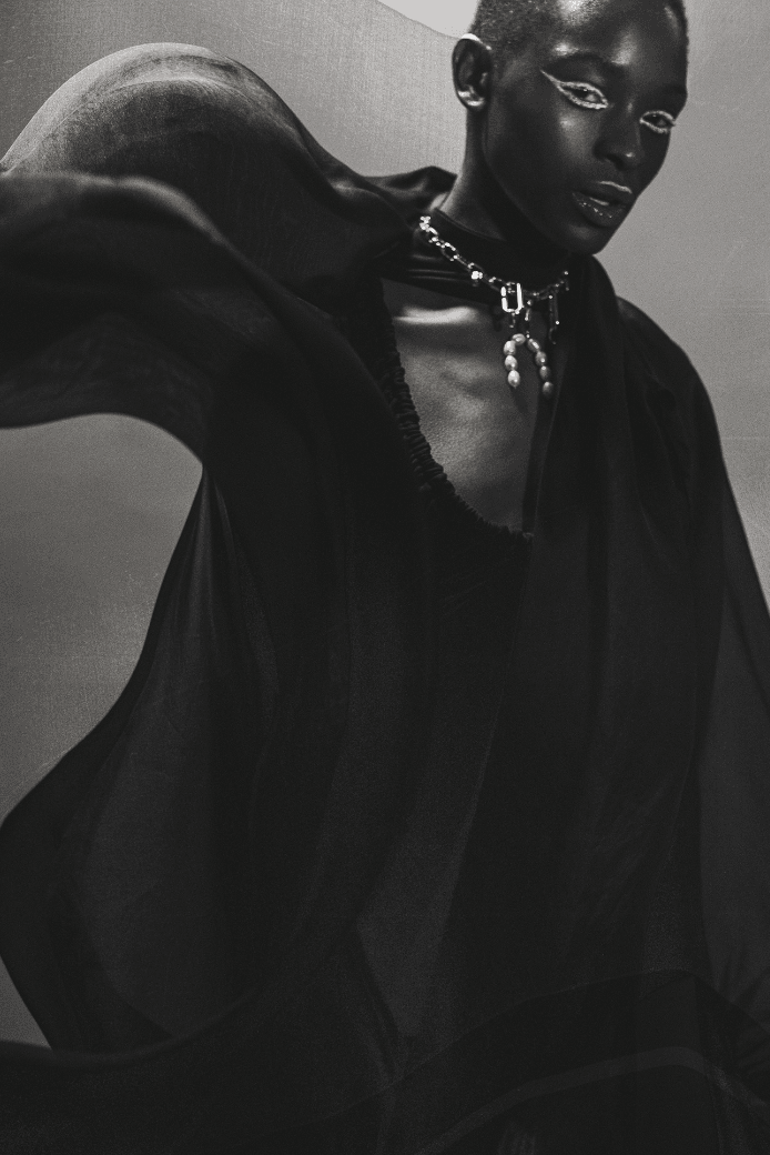 Femme de face debout et une parure Mona Margaux en argent éthique