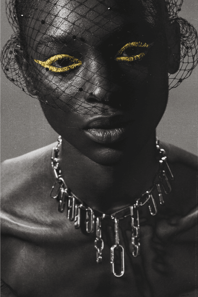 Femme de face debout et une parure Mona Margaux en argent éthique