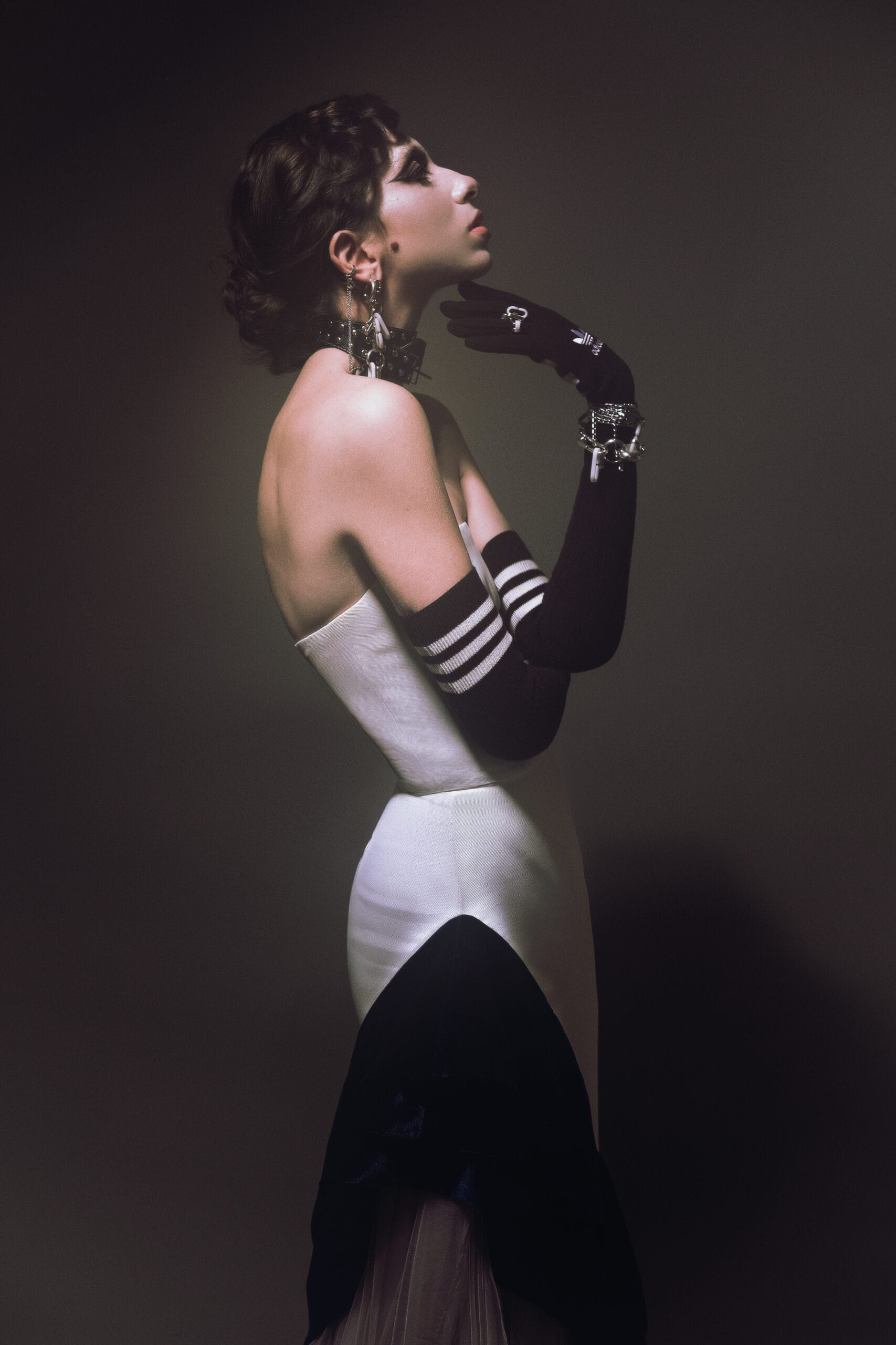 Femme de face portant des bijoux éthiques en argent et en or Mona Margaux Fairmined