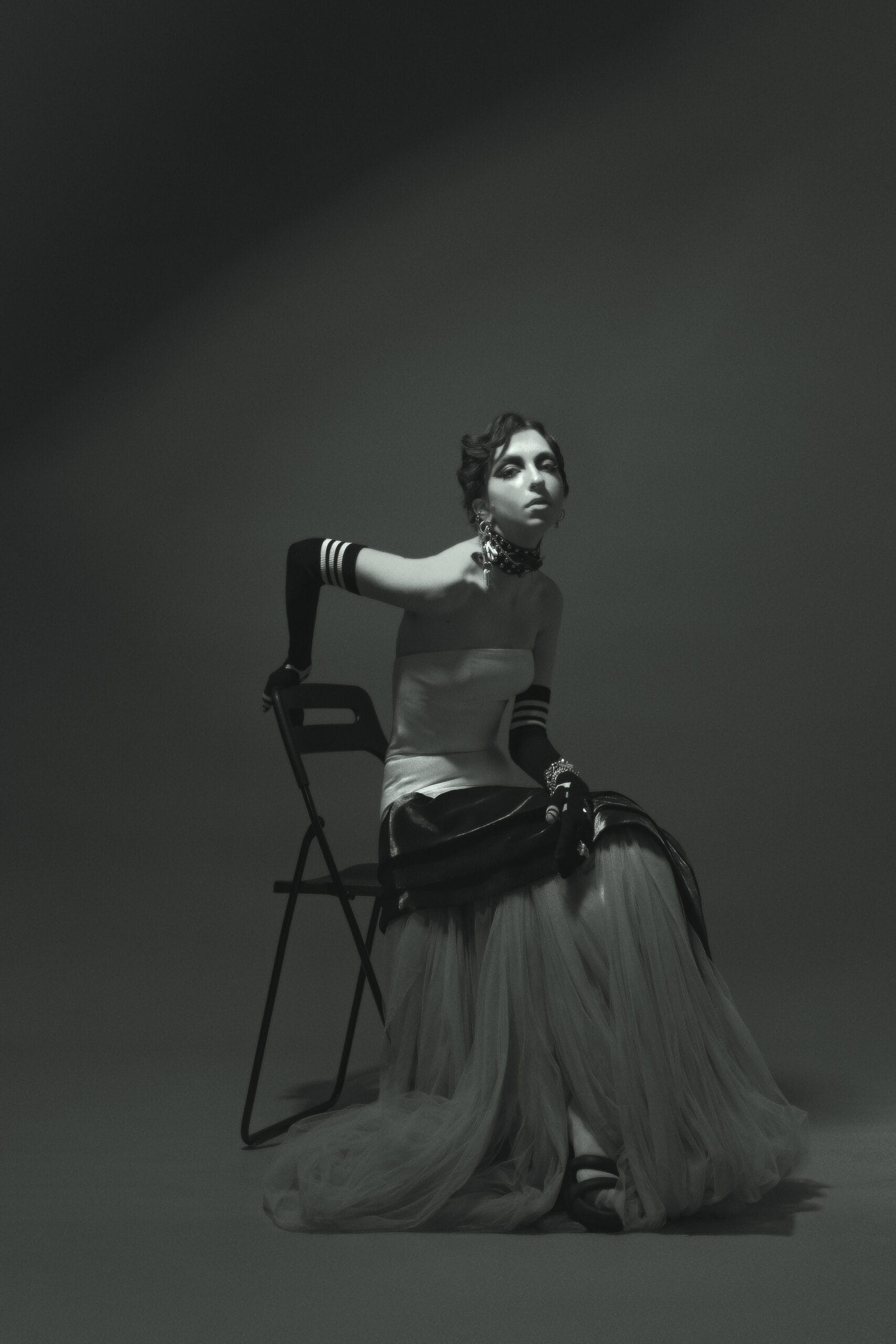 Femme de face portant des bijoux éthiques en argent et en or Mona Margaux Fairmined