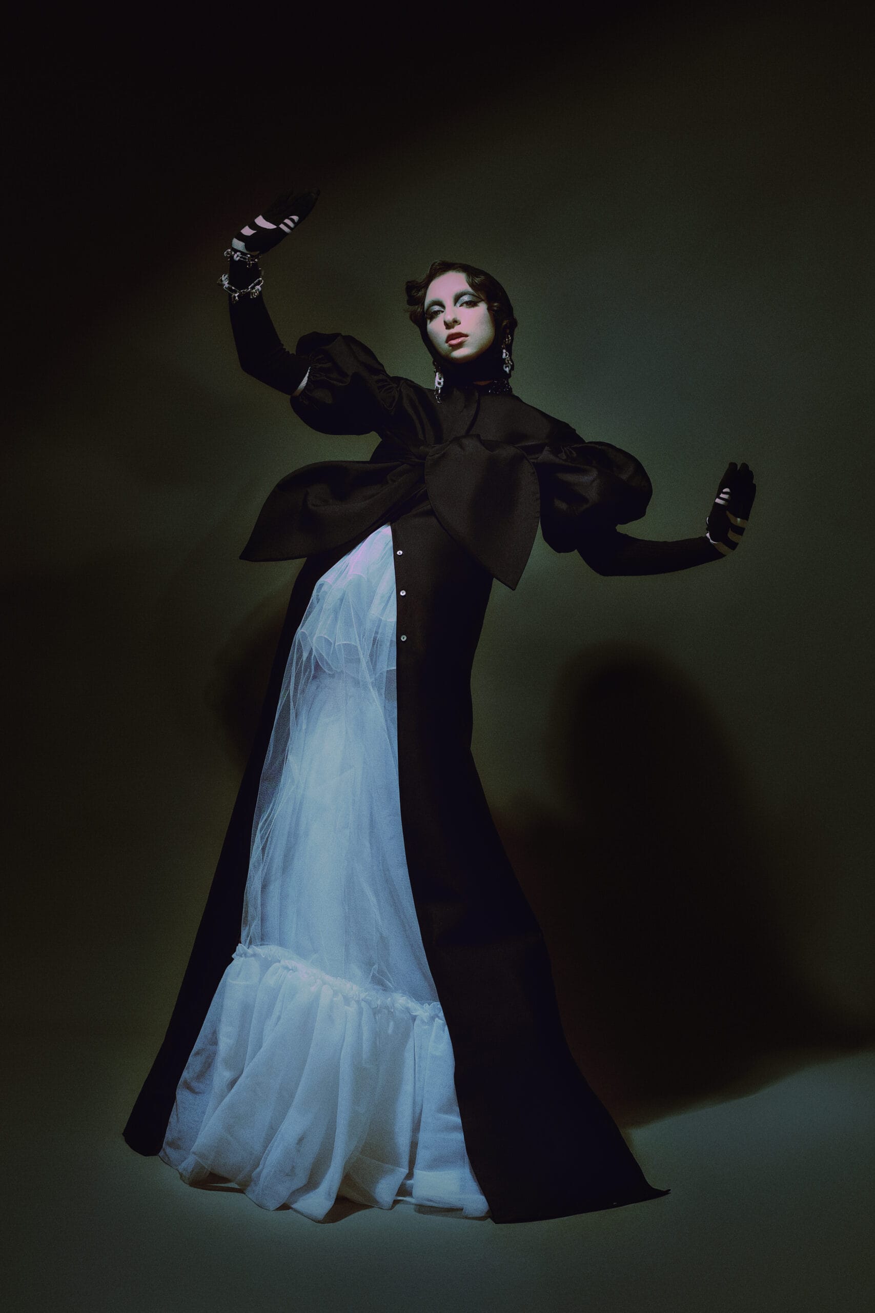 Femme de face debout avec un chat et une parure Mona Margaux en argent éthique