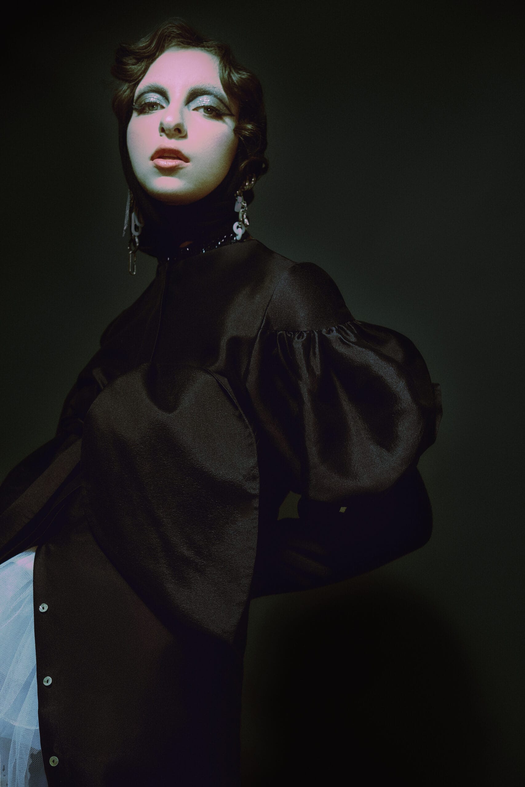 Femme de face debout et une parure Mona Margaux en argent éthique