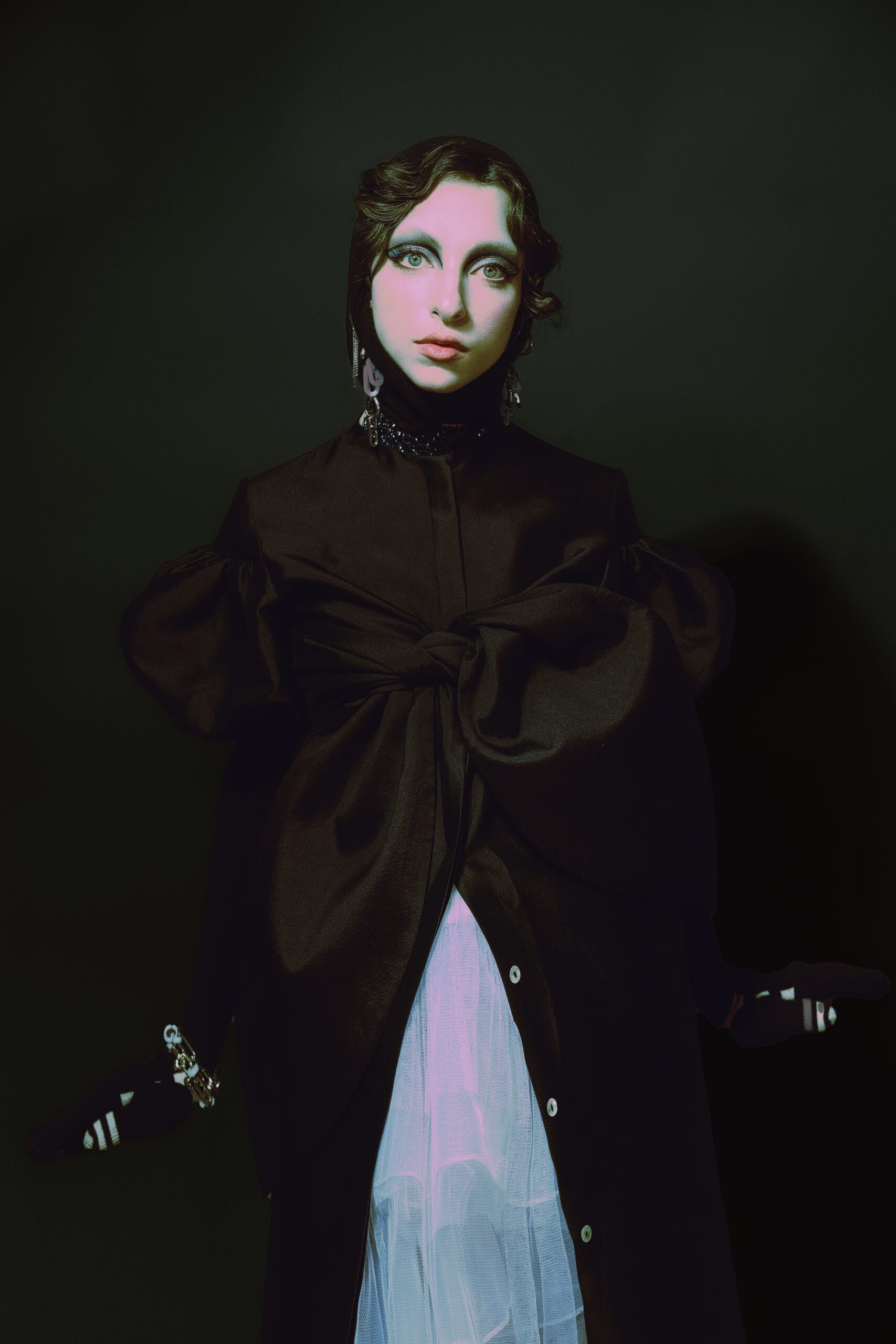 Femme de face debout et une parure Mona Margaux en argent éthique