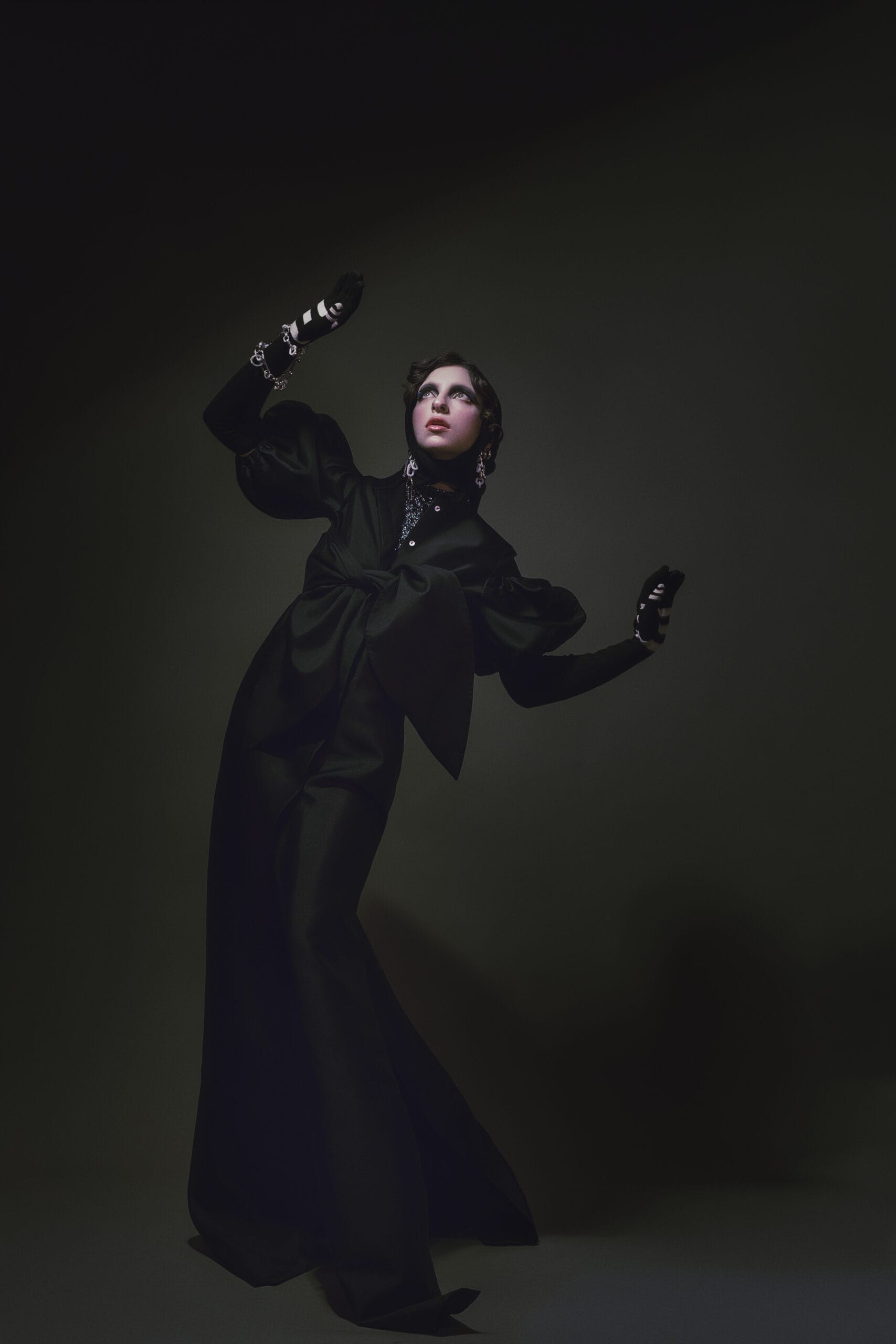 Femme de face portant des bijoux éthiques en argent et en or Mona Margaux Fairmined