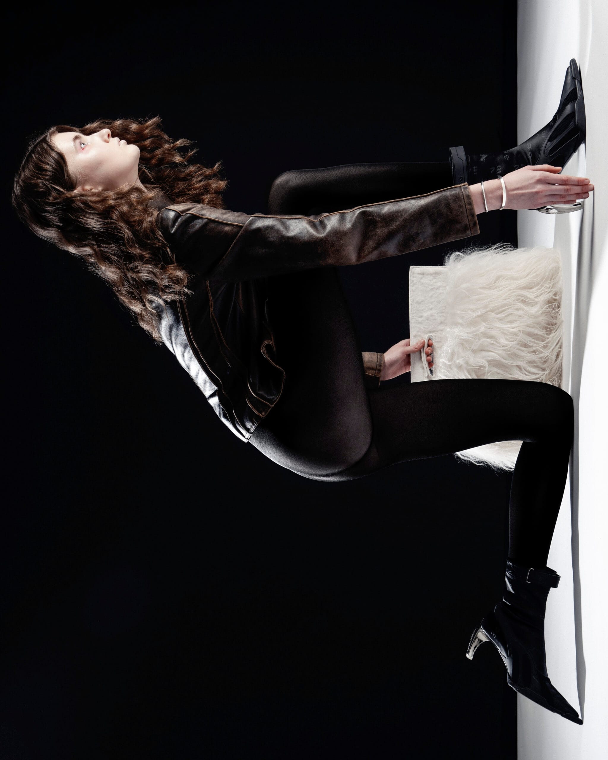 Femme de plain pied profil et bijoux en argent lablisé fairmined