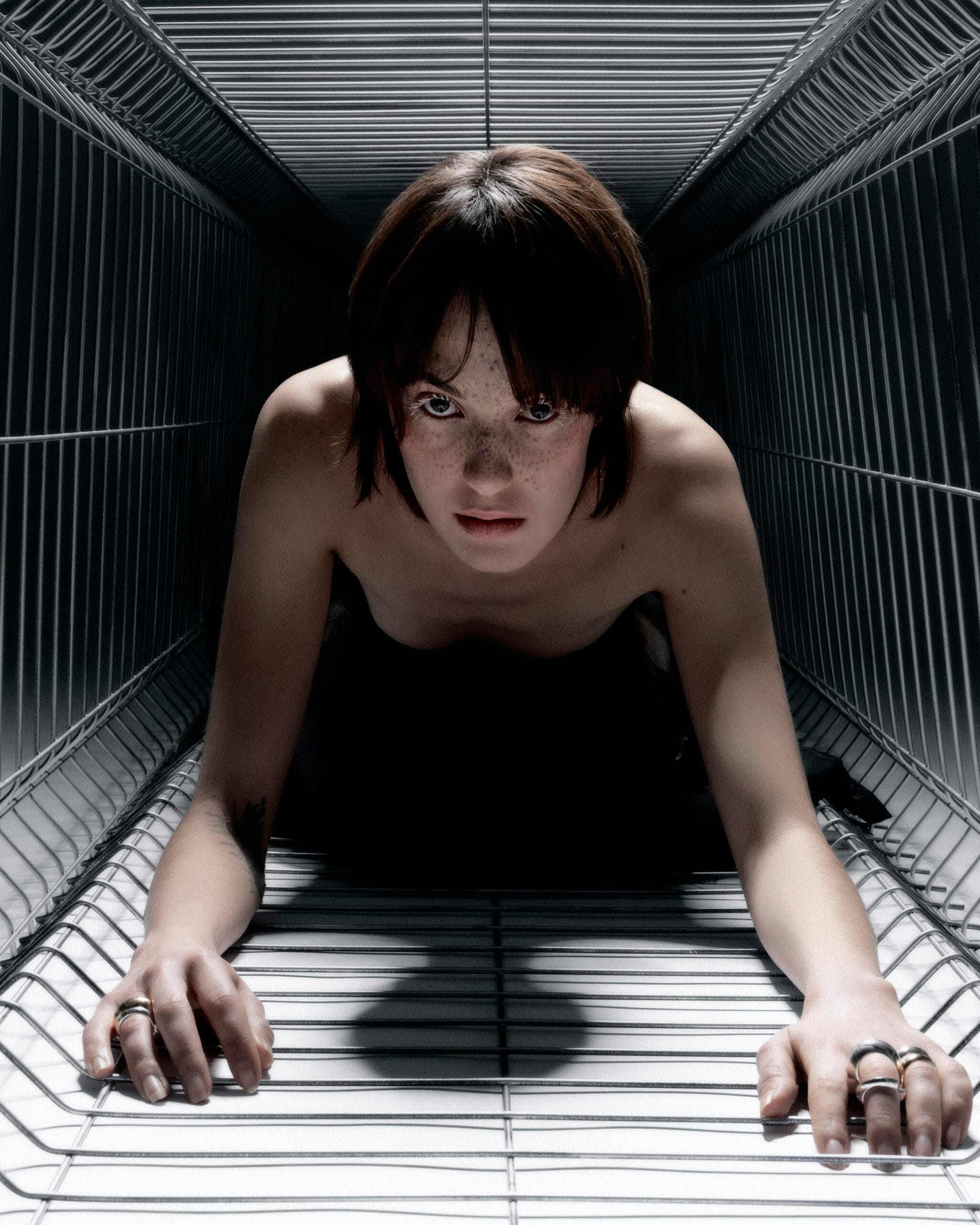 Femme en cage style et bijoux en argent fairmined et or