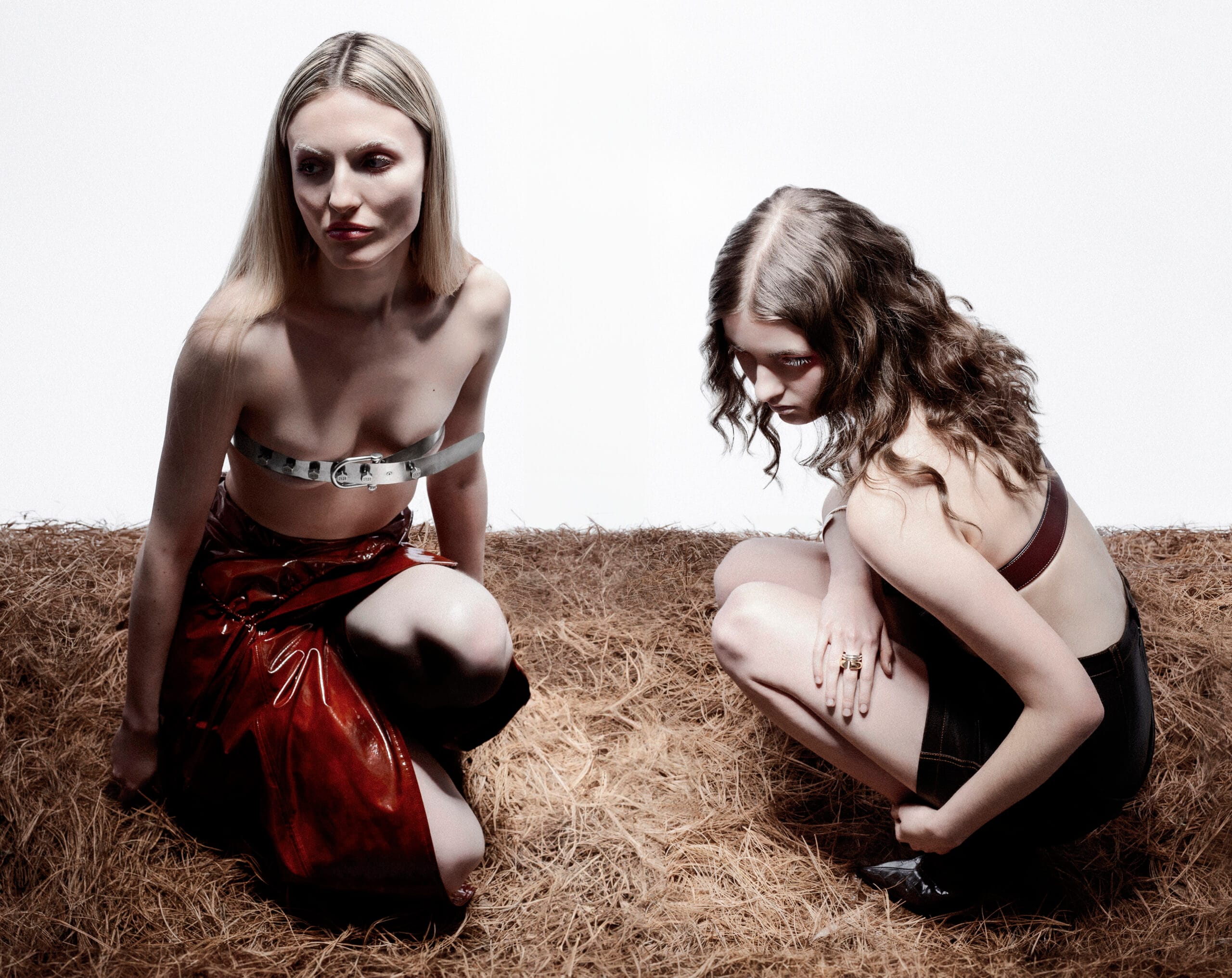 deux femmes avec bijoux en argent et or labelisé fairmined