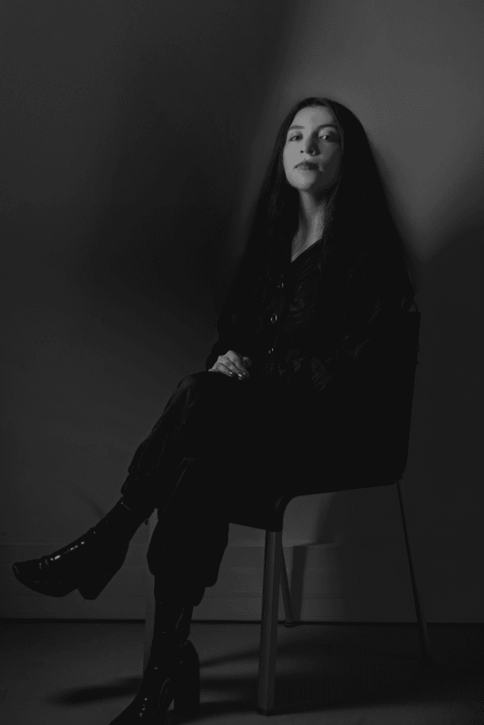 Shari Lesmes Portrait d'Alice Damiens. Image utilisé dans le cadre de la collaboration avec la maison Mona Margaux pour le packaging de l'écrin Imma.