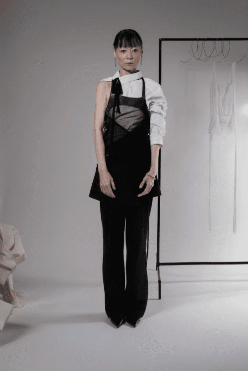 femme de face avec top en maille et bijoux en argent