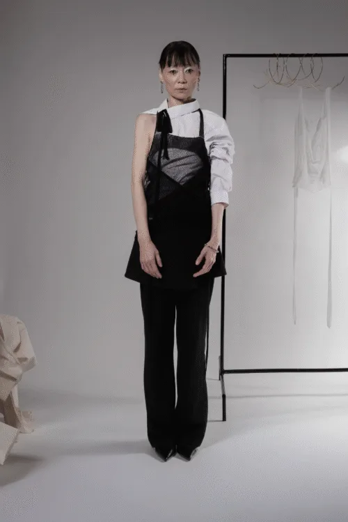 femme de face avec top en maille et bijoux en argent