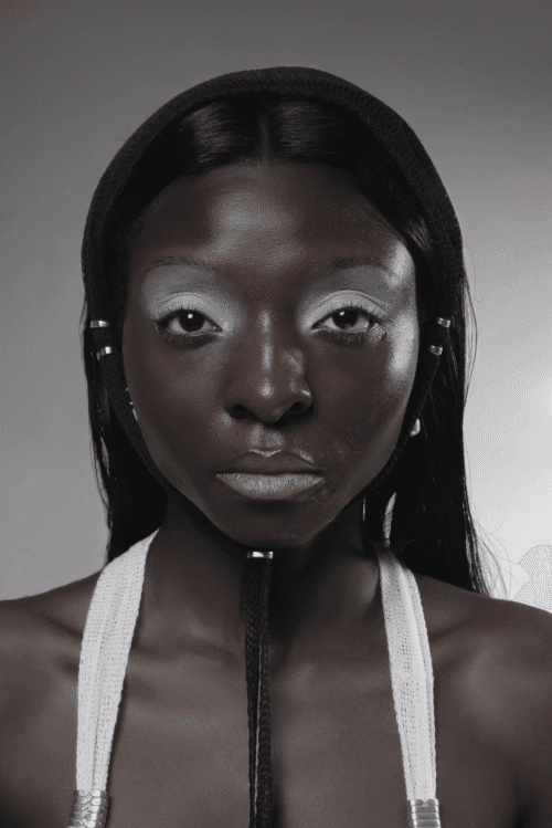 femme de face avec top en maille et accessoire maille et bijoux en argent