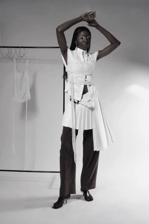 femme de face avec top en maille et bijoux en argent