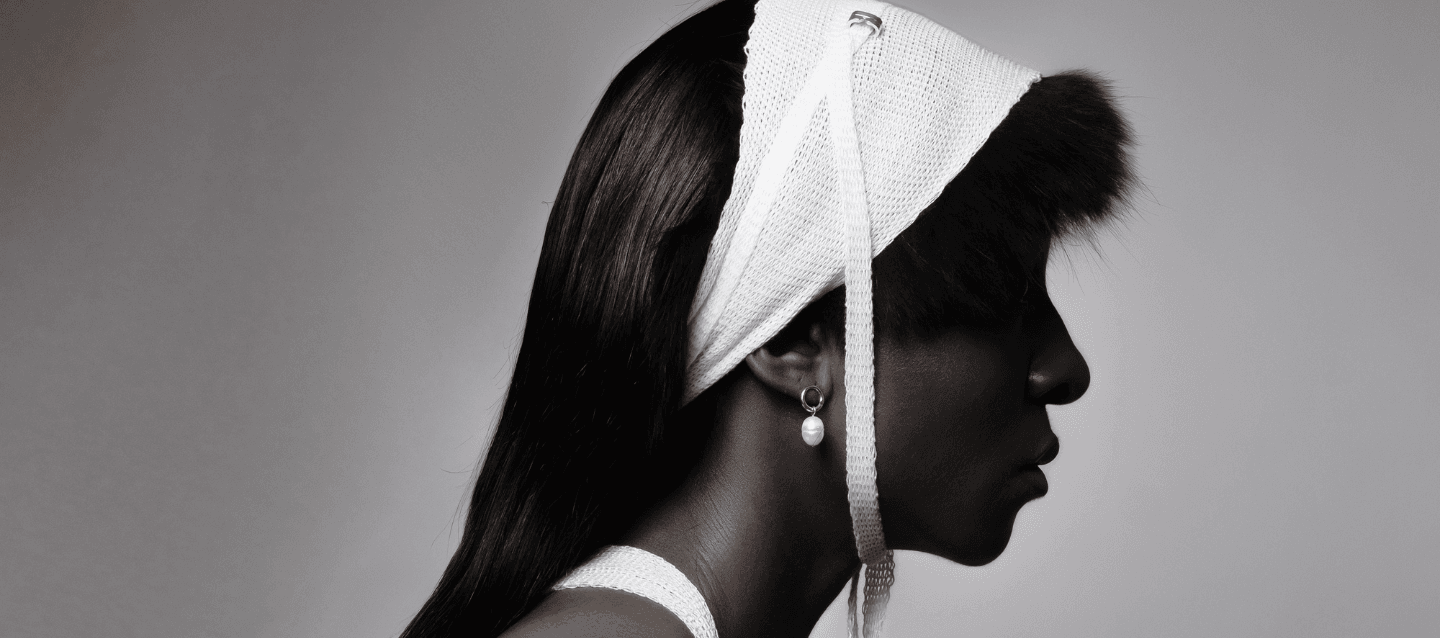 crédit photo : Julian Succo Homme portant une boucle d'oreille upcyclée