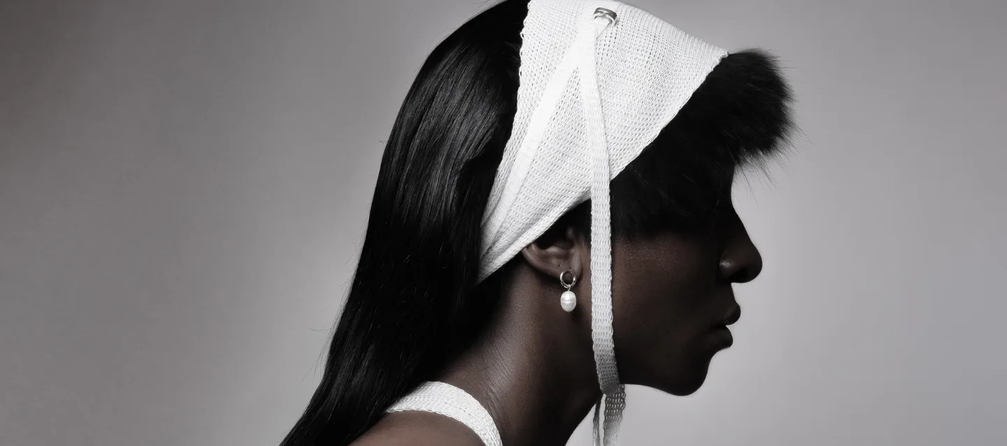 crédit photo : Julian Succo Homme portant une boucle d'oreille upcyclée